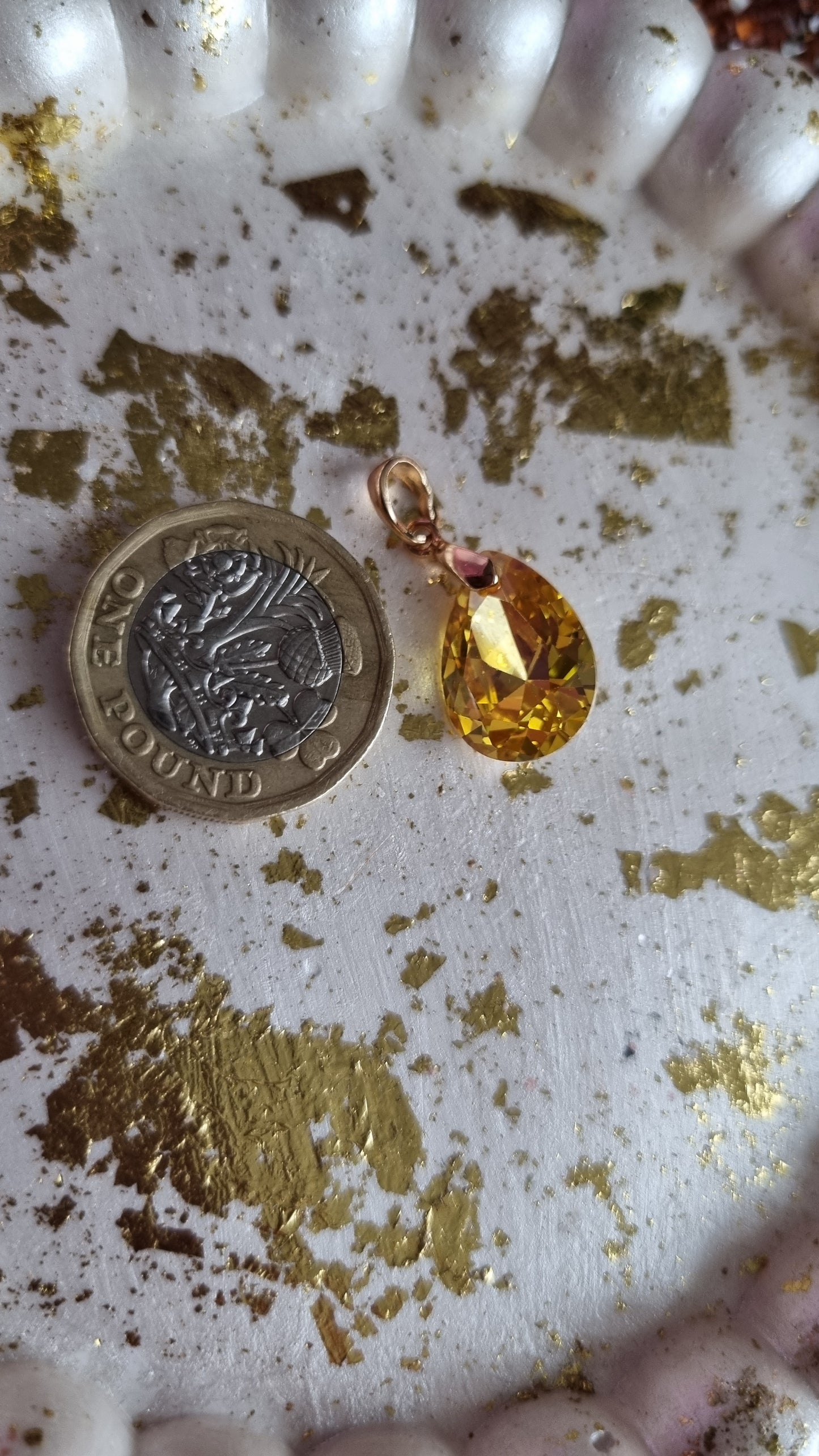 18kr.gold plated pendant with sw.crystal yellow
