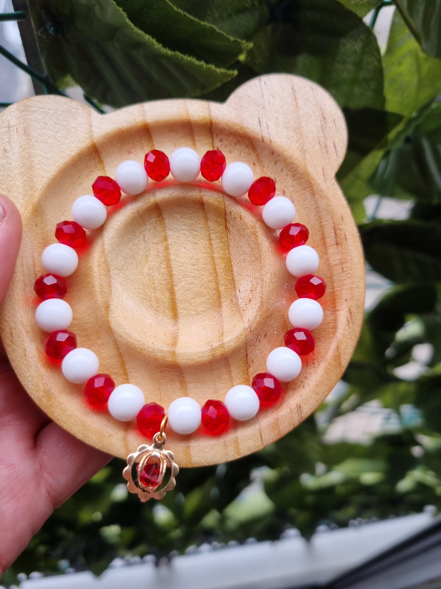 Stretchy bracelet with agate and glass faceted beads red