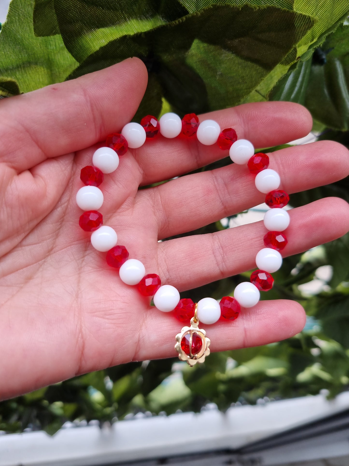 Stretchy bracelet with agate and glass faceted beads red