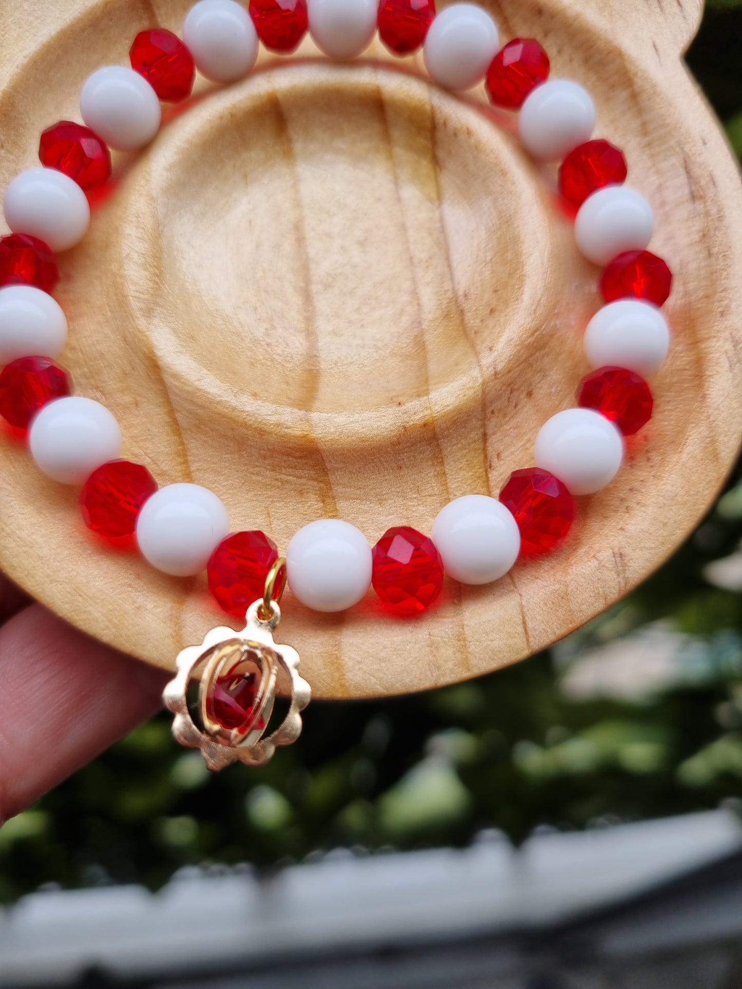 Stretchy bracelet with agate and glass faceted beads red