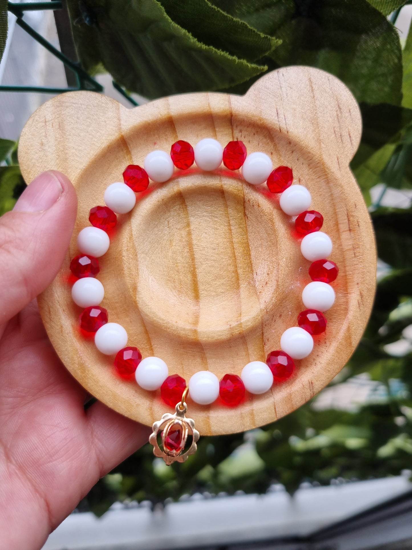 Stretchy bracelet with agate and glass faceted beads red