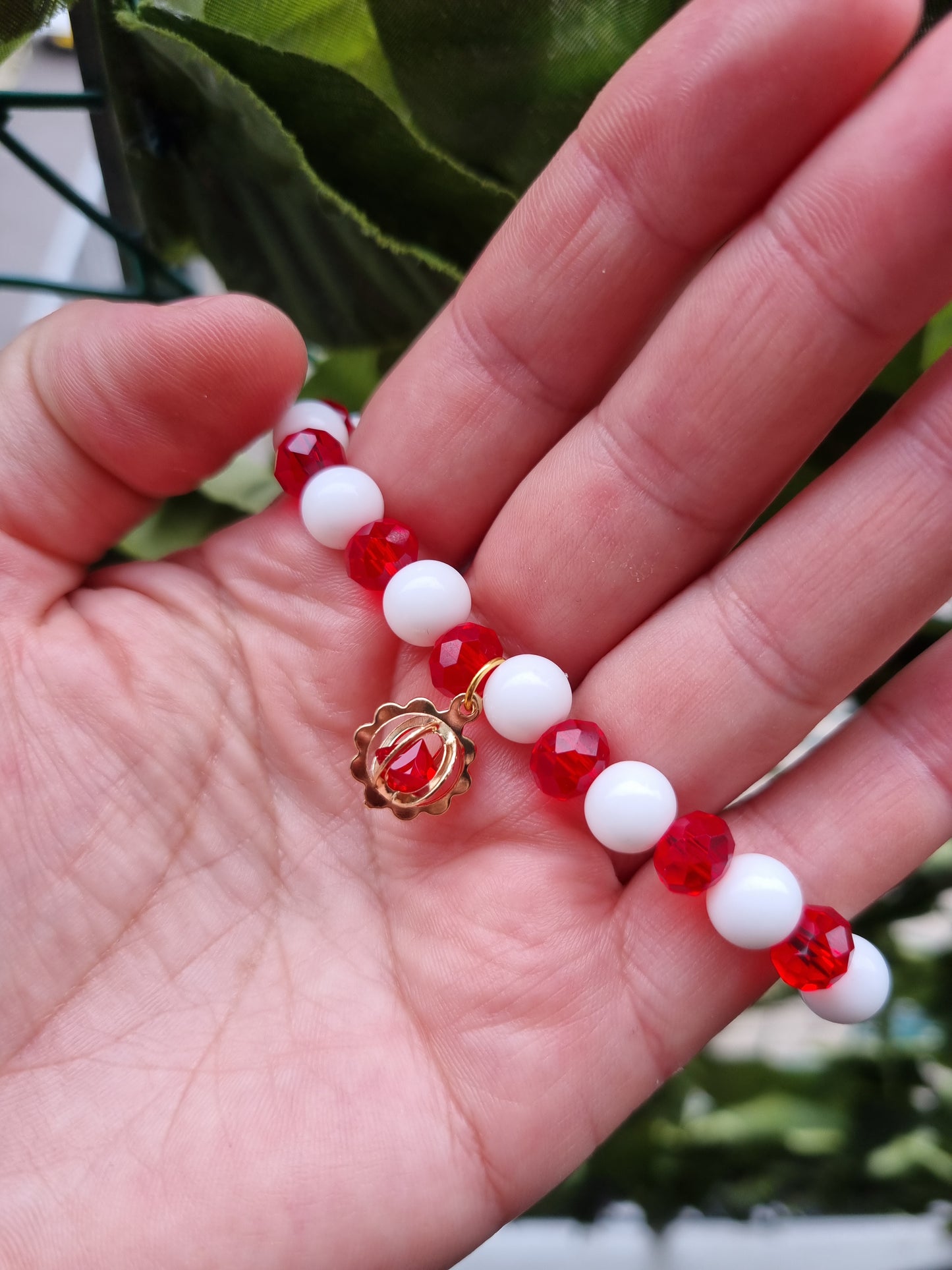 Stretchy bracelet with agate and glass faceted beads red