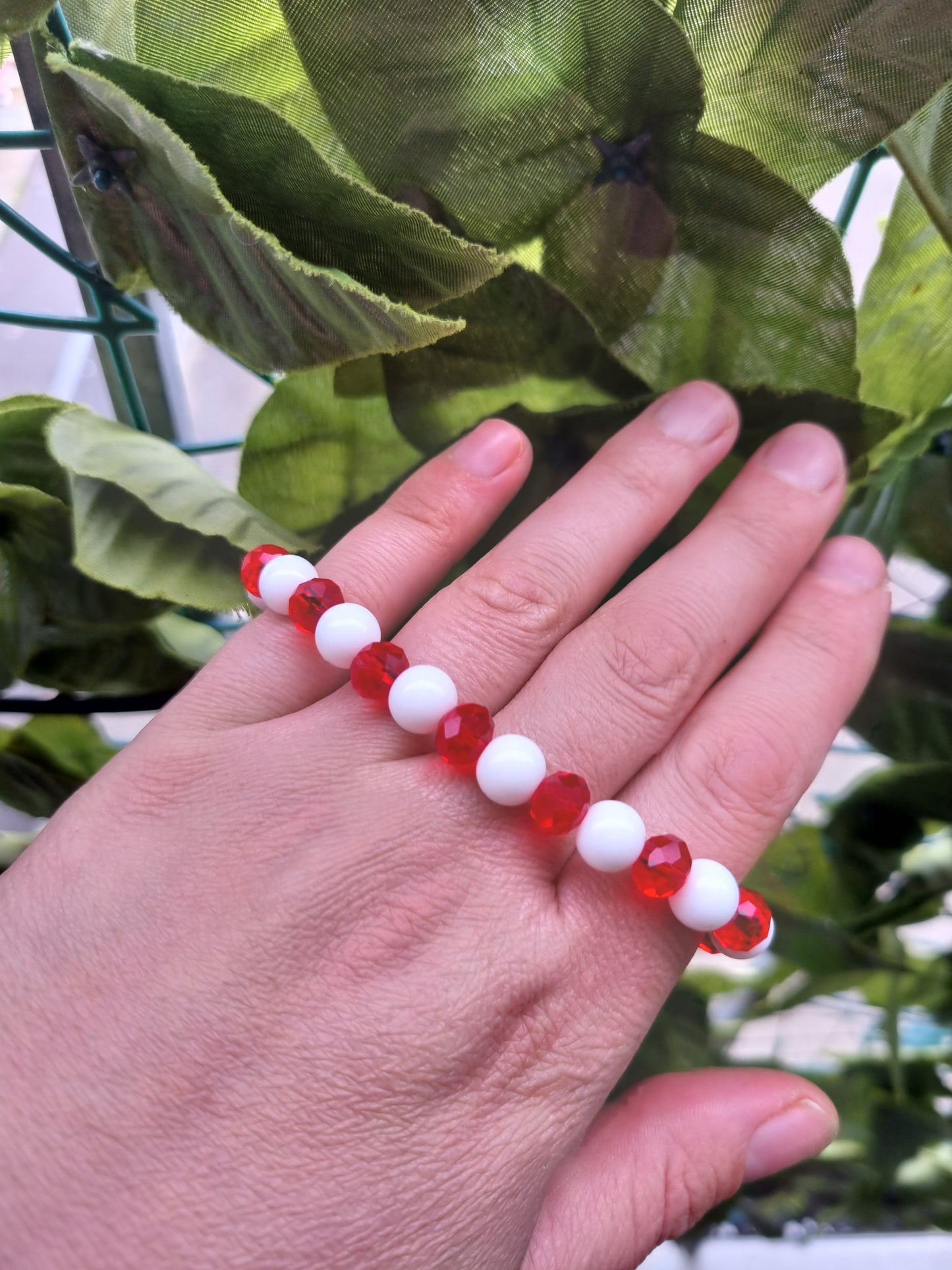 Stretchy bracelet with agate and glass faceted beads red